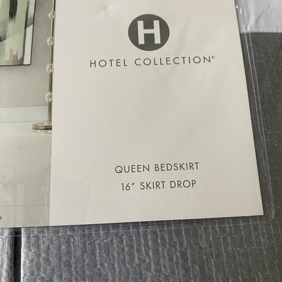 Hotel Collection bed skirt - queen size - Picture 2 of 6